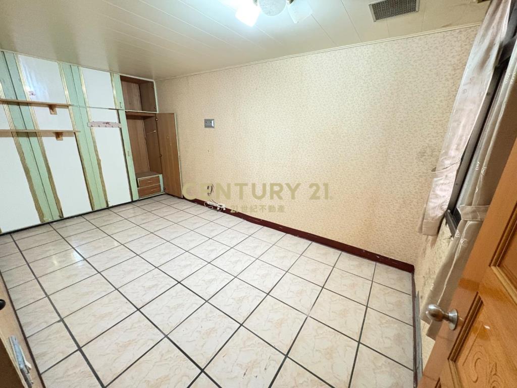 體育園區~家樂福~大面寬透天