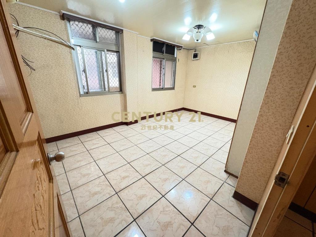 體育園區~家樂福~大面寬透天