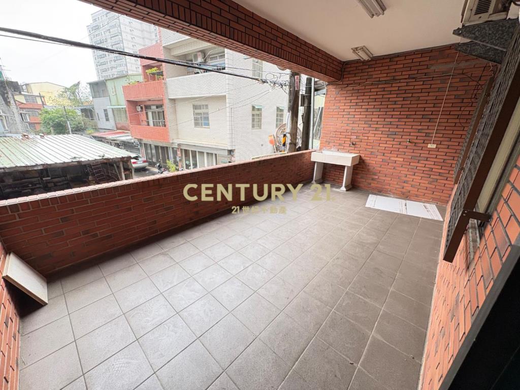 體育園區~家樂福~大面寬透天