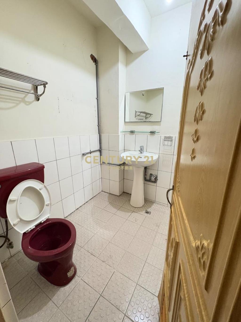 體育園區~家樂福~大面寬透天