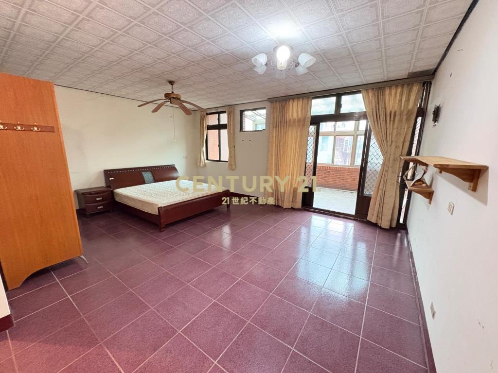 體育園區~家樂福~大面寬透天