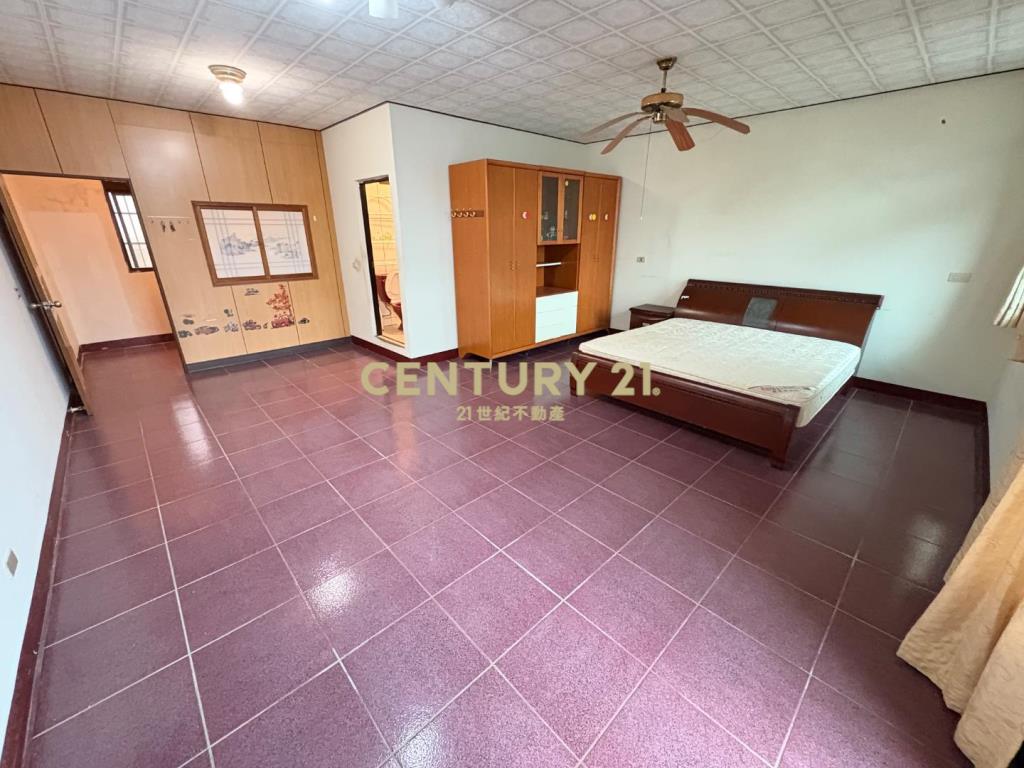 體育園區~家樂福~大面寬透天