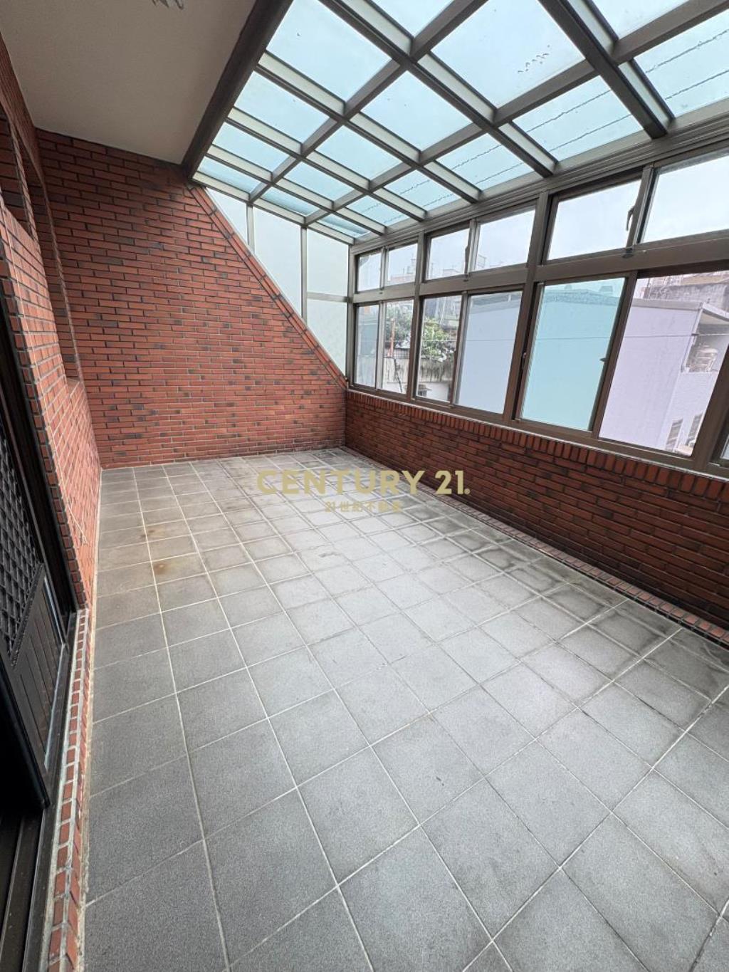 體育園區~家樂福~大面寬透天