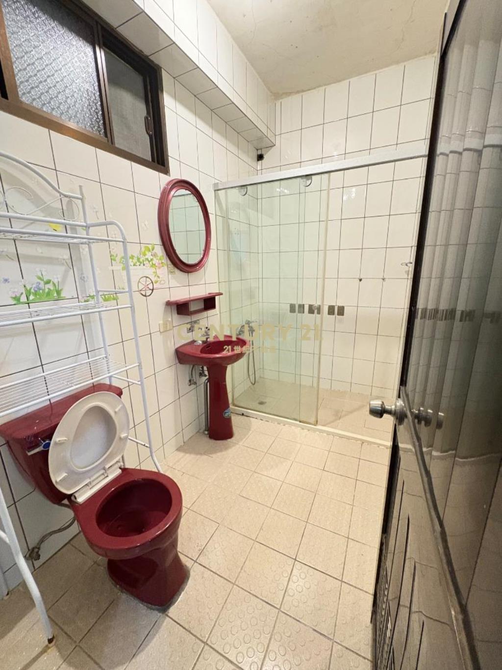 體育園區~家樂福~大面寬透天