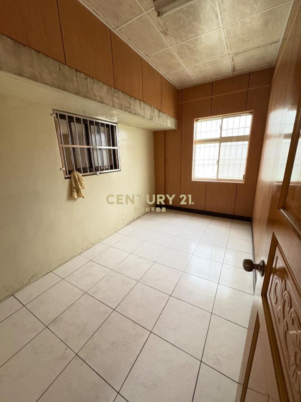 體育園區~家樂福~大面寬透天