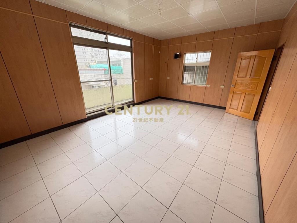 體育園區~家樂福~大面寬透天