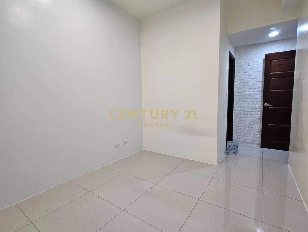 專任~基隆七堵溫馨電梯三房車