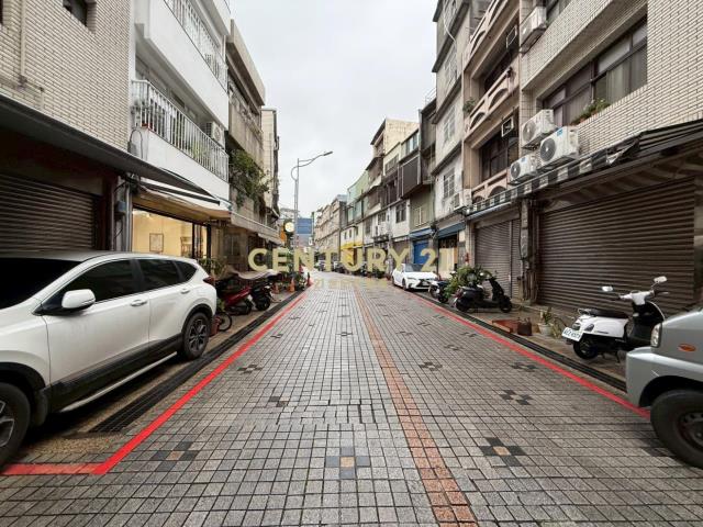 近火車站-商業區-前後臨路【雙店面透店】