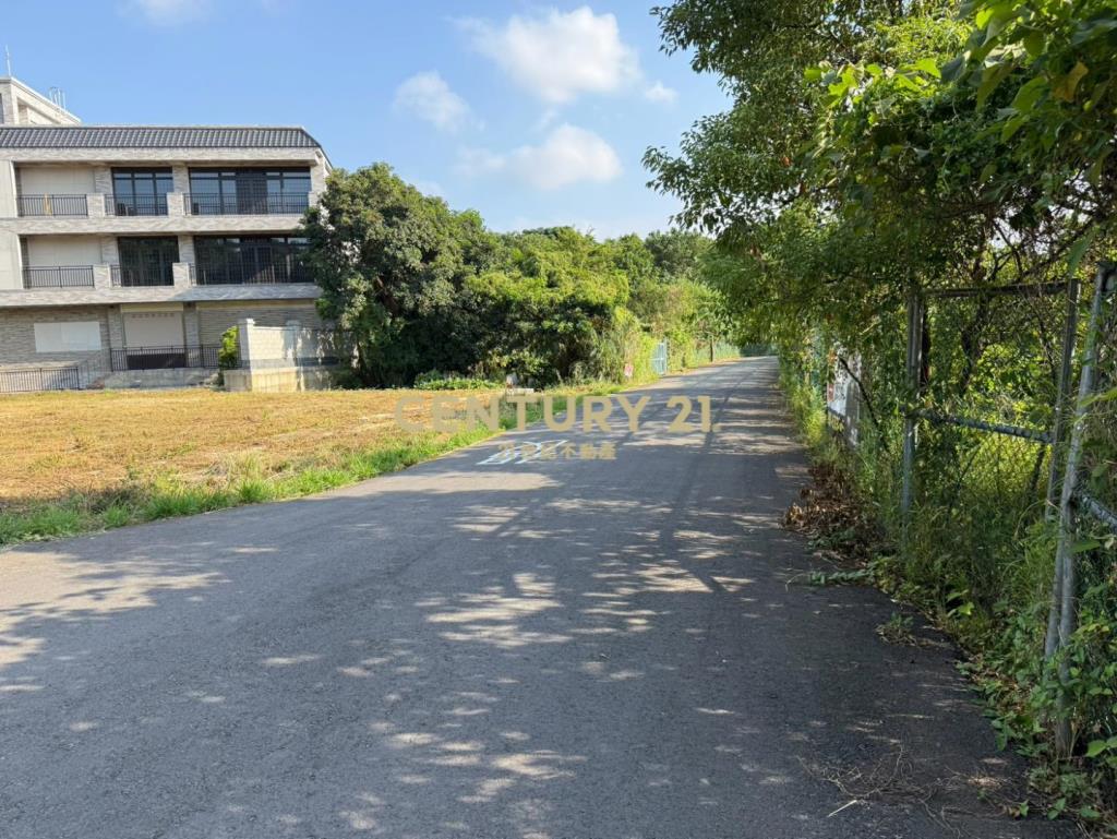 近中央大學雙面臨路都計內美農地