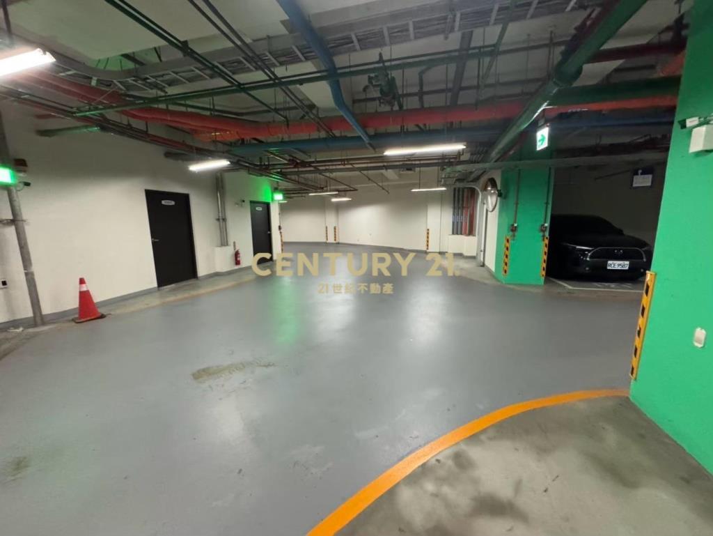 中路特區近交流道兩房車