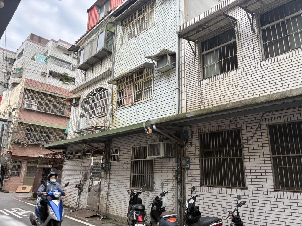 龍潭804醫院對面兩戶打通收租9套房