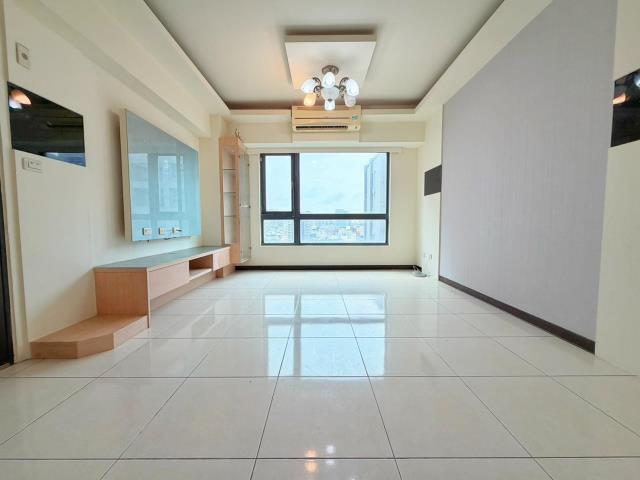 【向陽團隊】中壢交流道旁景觀三房車