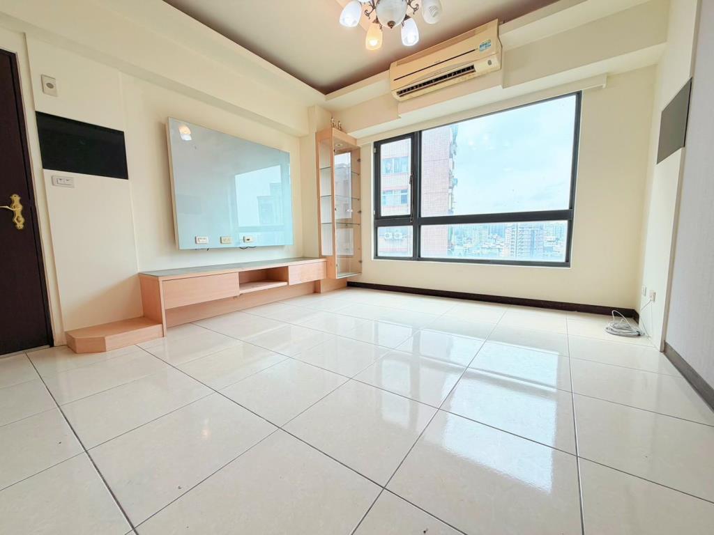 【向陽團隊】中壢交流道旁景觀三房車