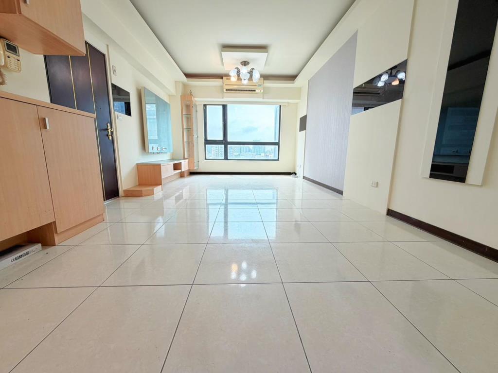 【向陽團隊】中壢交流道旁景觀三房車