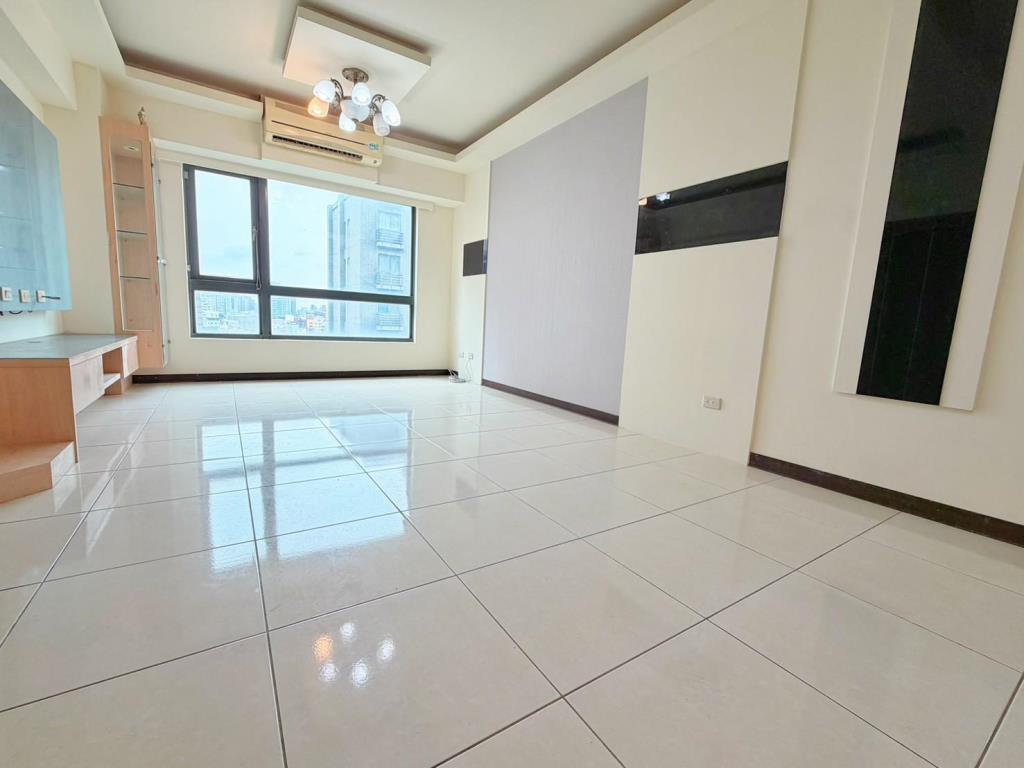 【向陽團隊】中壢交流道旁景觀三房車