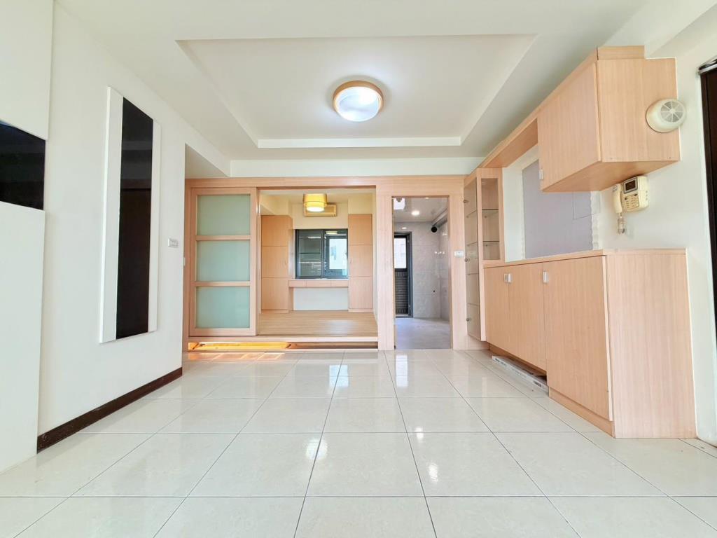 【向陽團隊】中壢交流道旁景觀三房車