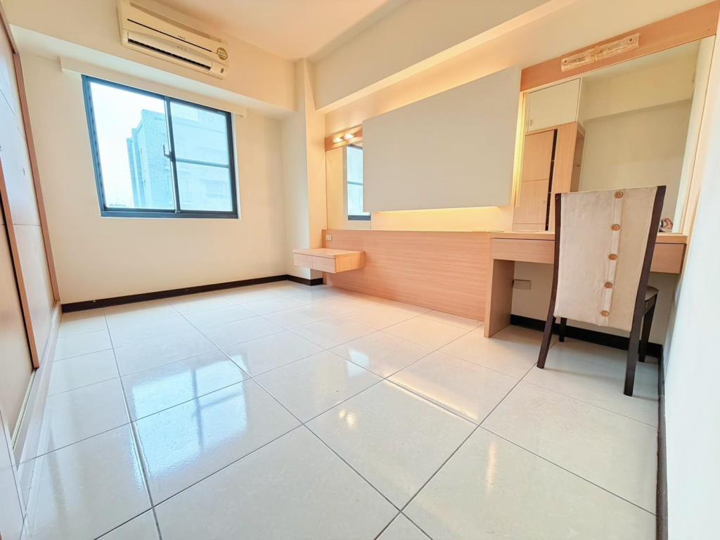 【向陽團隊】中壢交流道旁景觀三房車