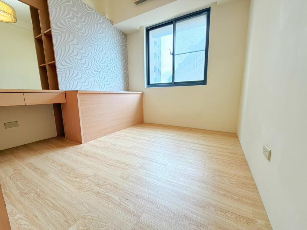 【向陽團隊】中壢交流道旁景觀三房車