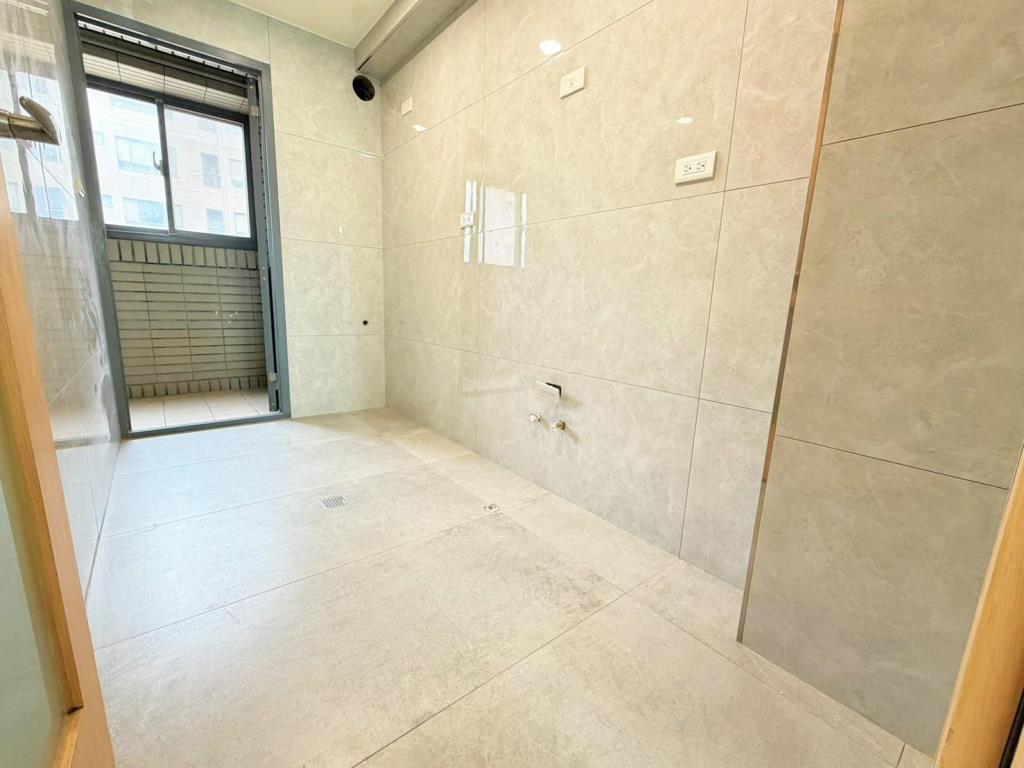 【向陽團隊】中壢交流道旁景觀三房車