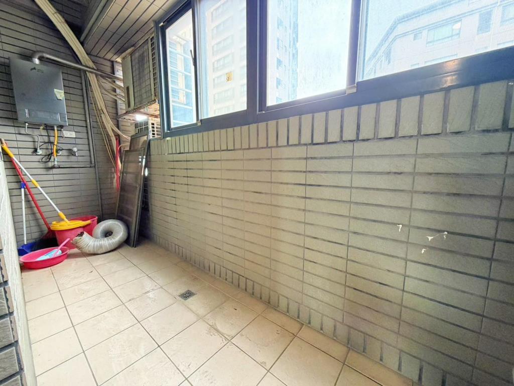 【向陽團隊】中壢交流道旁景觀三房車