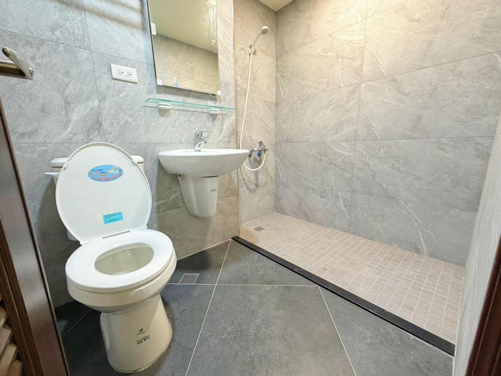 【向陽團隊】中壢交流道旁景觀三房車