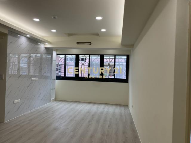 桃園中平市場旁三房車