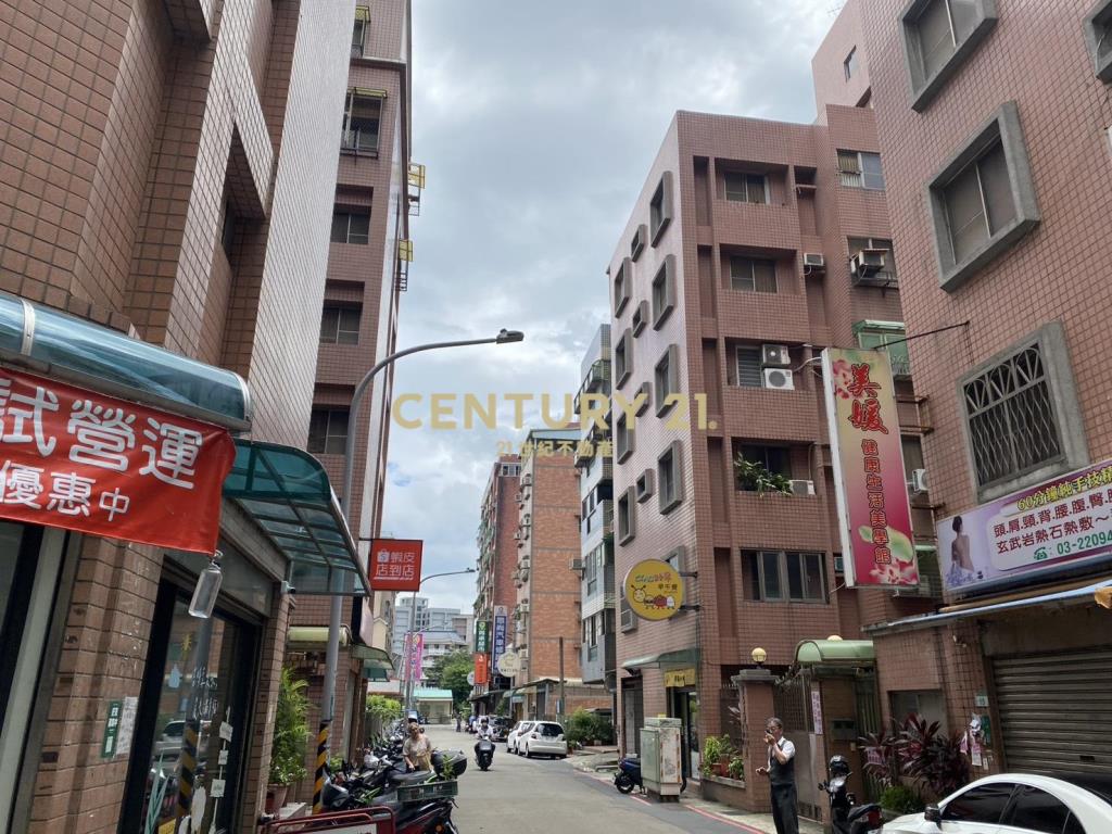 桃園中平市場旁三房車