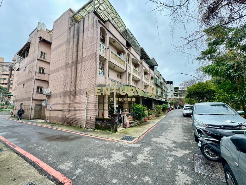 幼獅交流道旁邊間透天