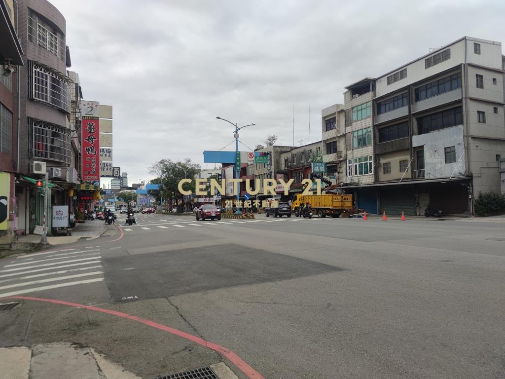 楊梅區公所旁正省道大面寬店住