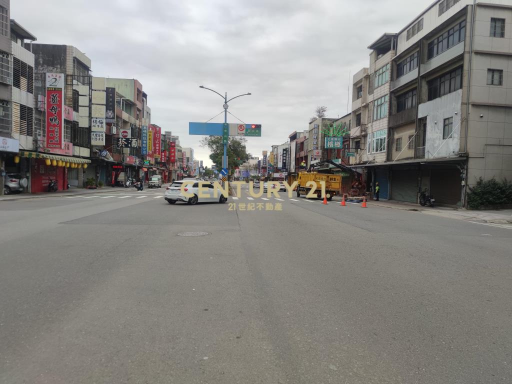 楊梅區公所旁正省道大面寬店住