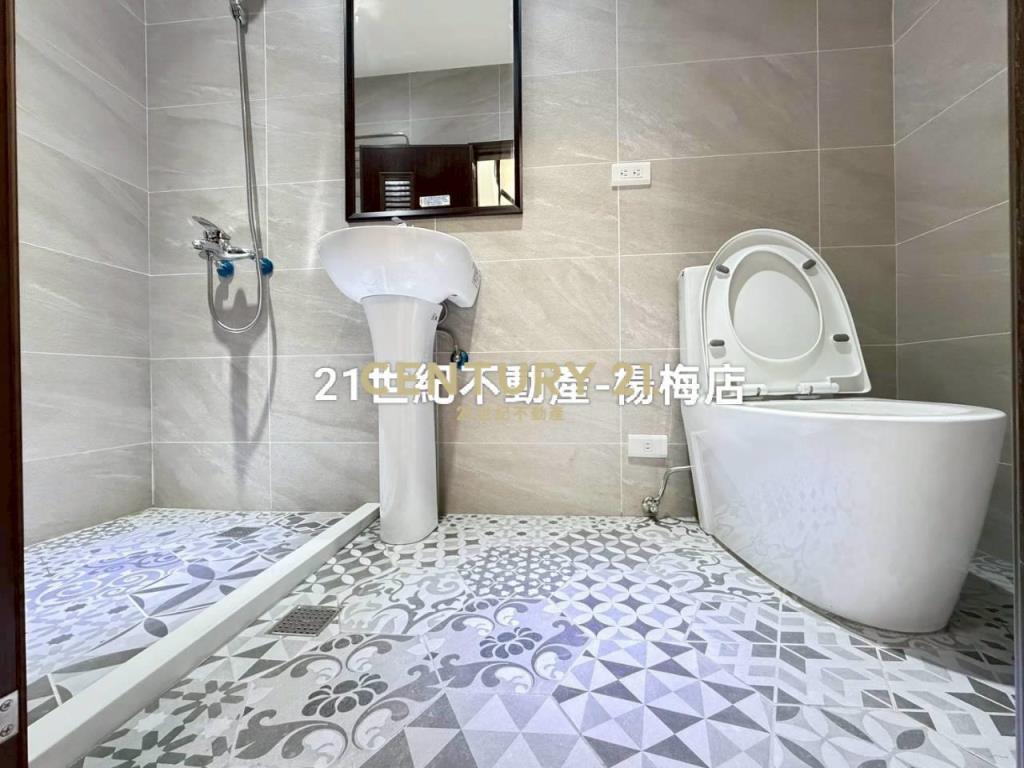 龍潭市區-中庭花園人車分道5房透天