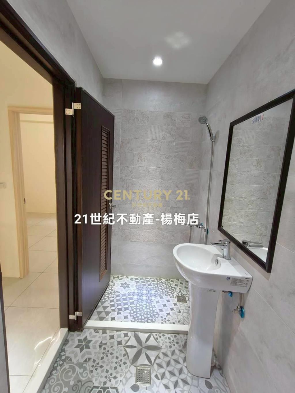 龍潭市區-中庭花園人車分道5房透天