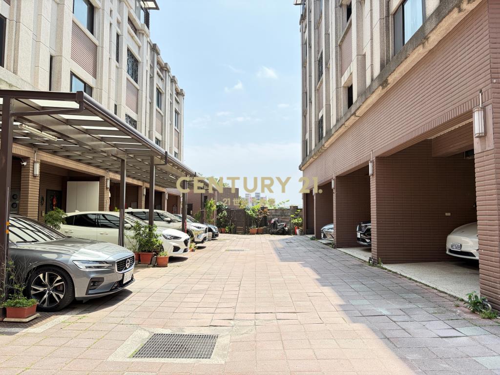 藝術家前院雙車美墅