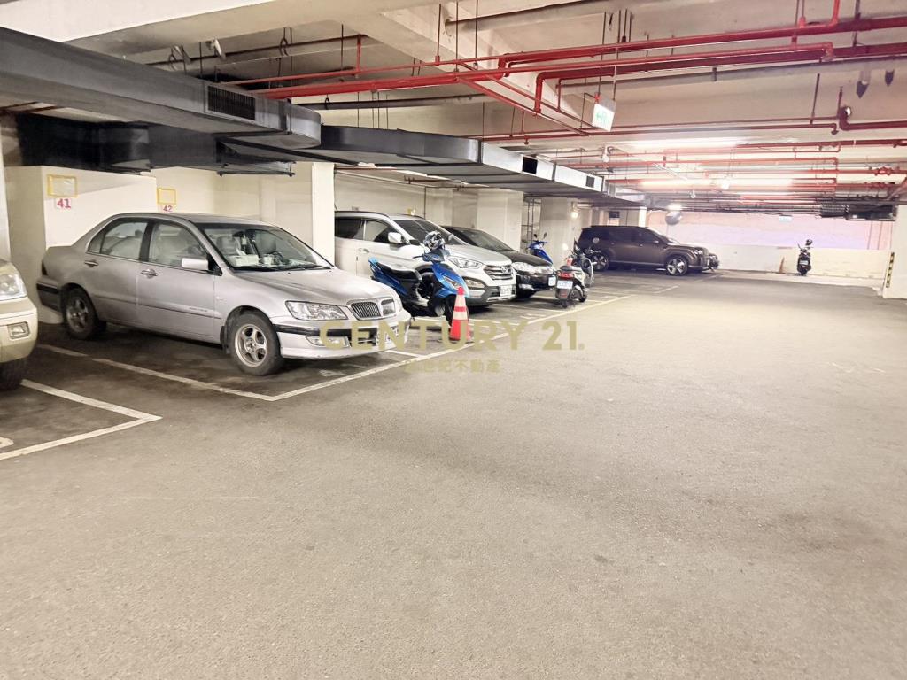 近交流道兩房車