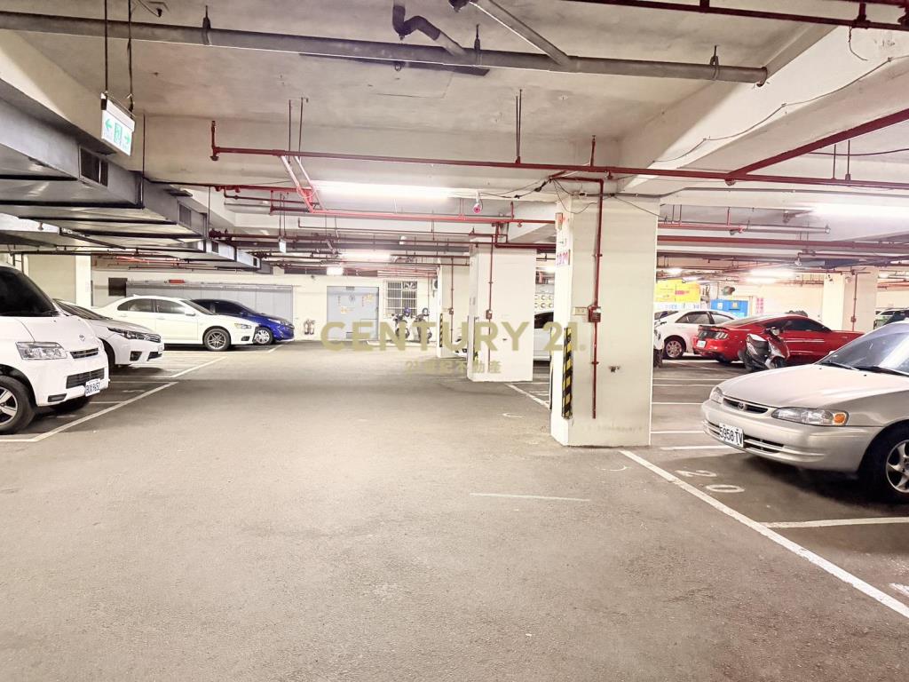 近交流道兩房車