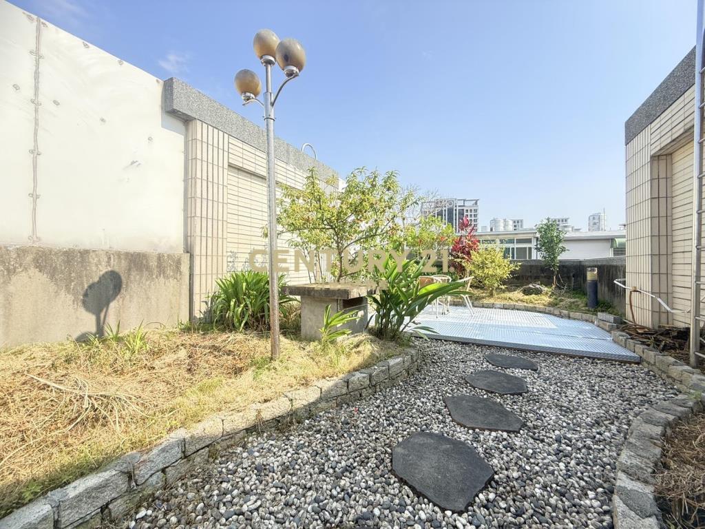 後站邊間大地坪別墅可停四台車