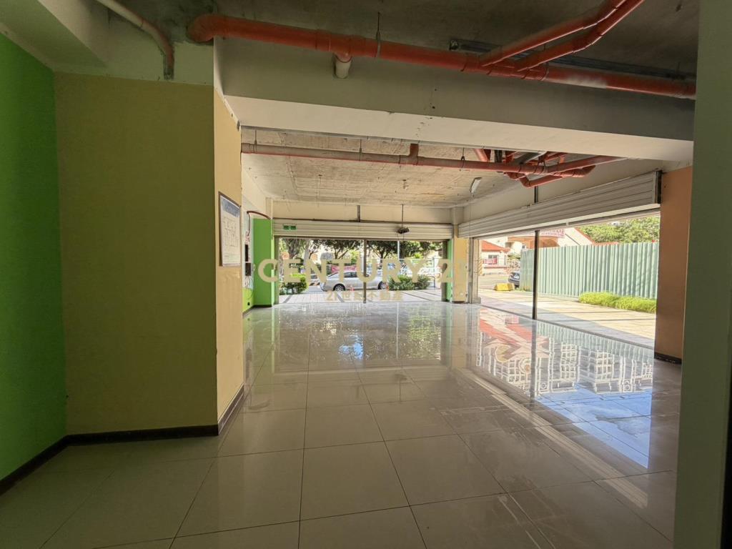 楊明國小三角窗店面