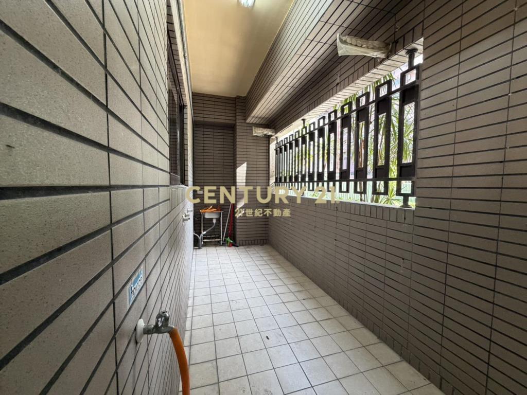 楊明國小三角窗店面
