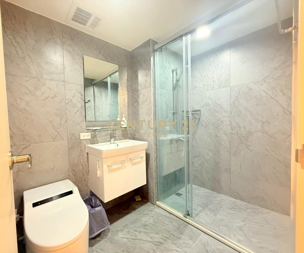 站前新銳美裝事務所兩房車