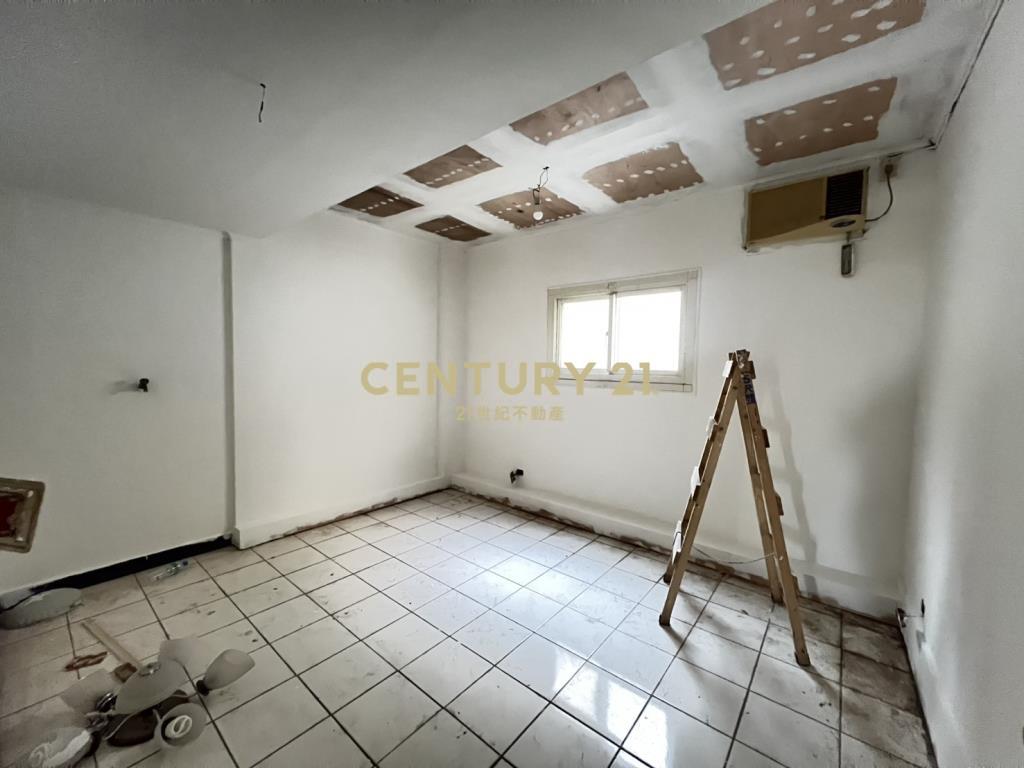 體育園區黃金透天店面