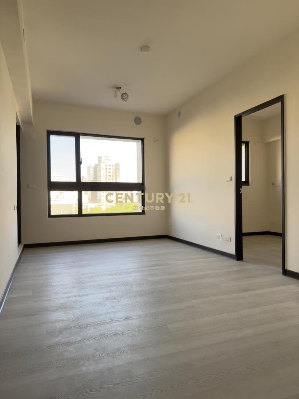 桃園火車站站前兩房車