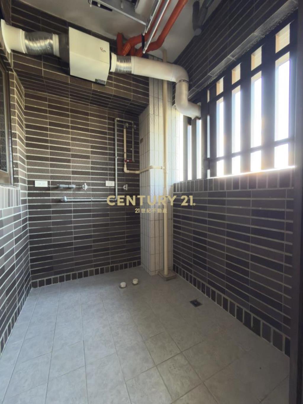 桃園火車站站前兩房車