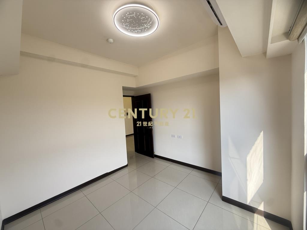 楊梅學區交流道兩房車