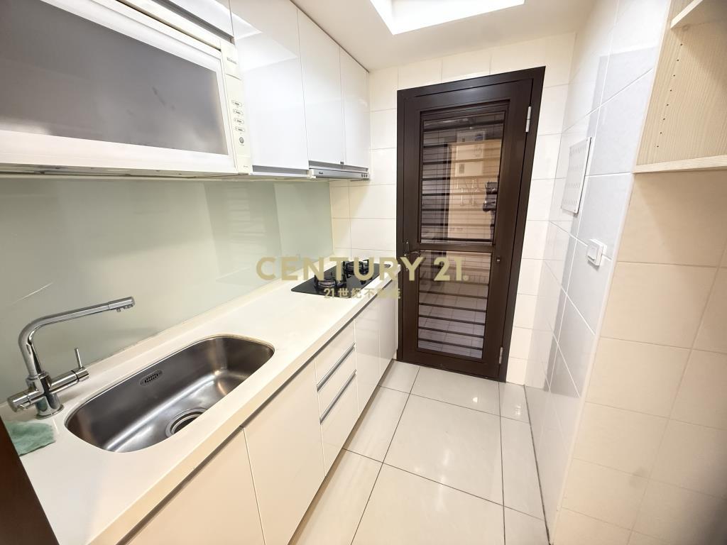 楊梅學區交流道兩房車