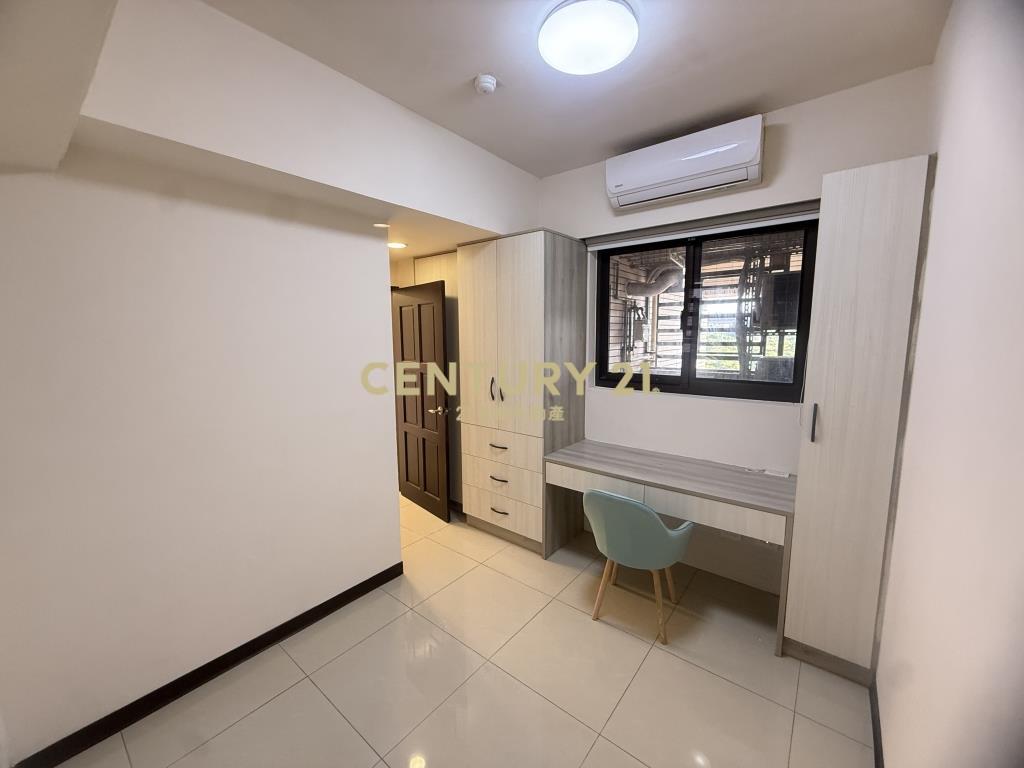 楊梅學區交流道兩房車