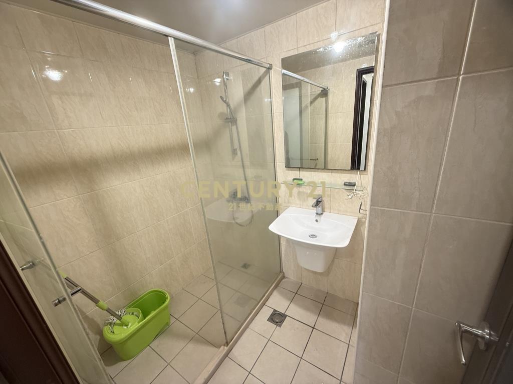 楊梅學區交流道兩房車