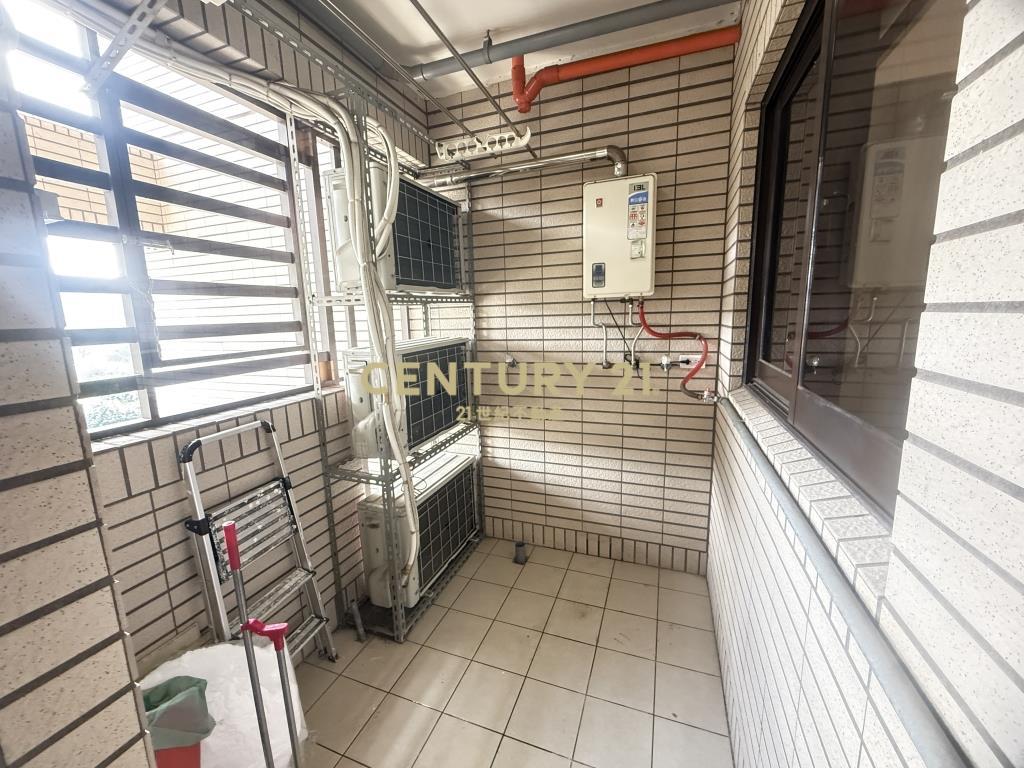 楊梅學區交流道兩房車