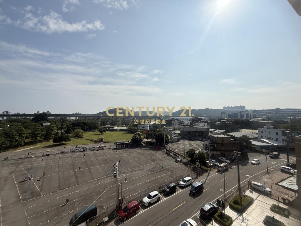 楊梅學區交流道兩房車