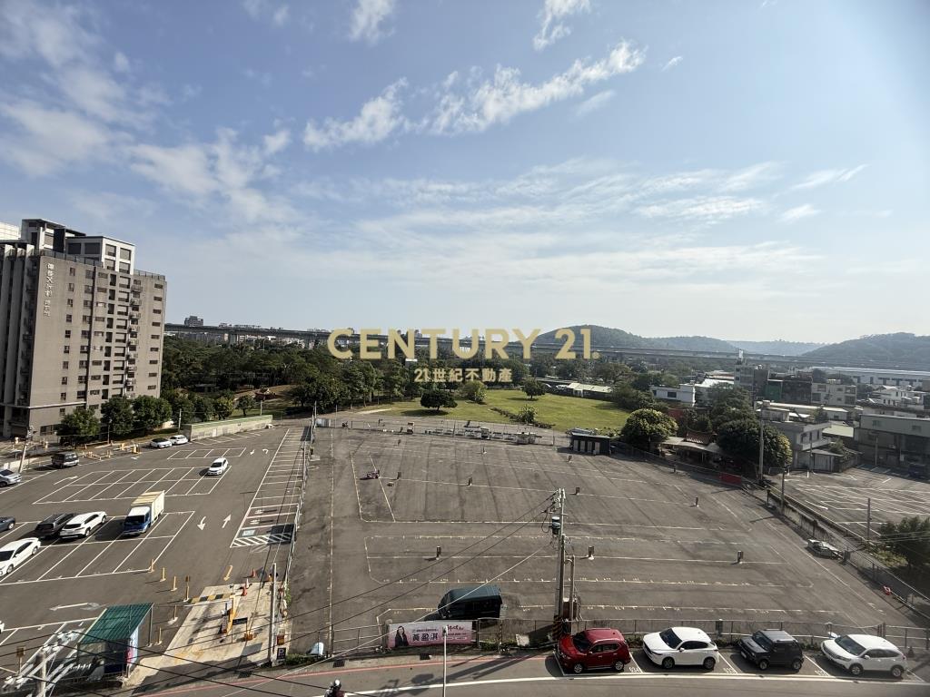 楊梅學區交流道兩房車