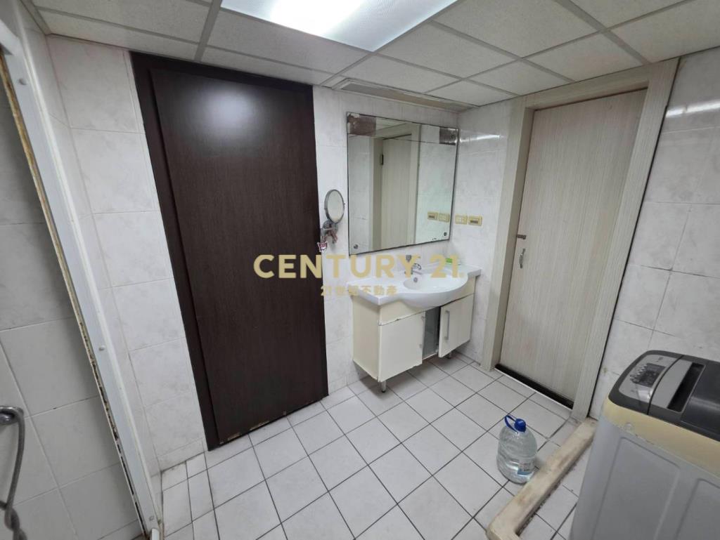 路易崴登大業國小邊間衛浴開窗裝潢2房車